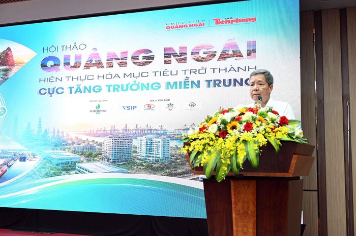 Ông Búi Quốc Hùng, Phó Cục Trưởng Cục Điện lực - Bộ Công thương tham luận tại Hội thảo. Ảnh Nguyễn Đăng Lâm