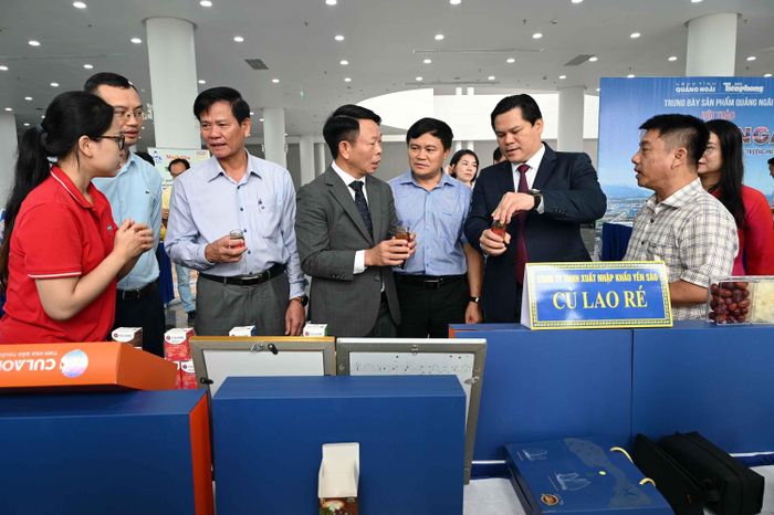 Các đại biểu tham quan các gian hàng trưng bày bán các sản phẩm OCOP. Ảnh Nguyễn Đăng Lâm
