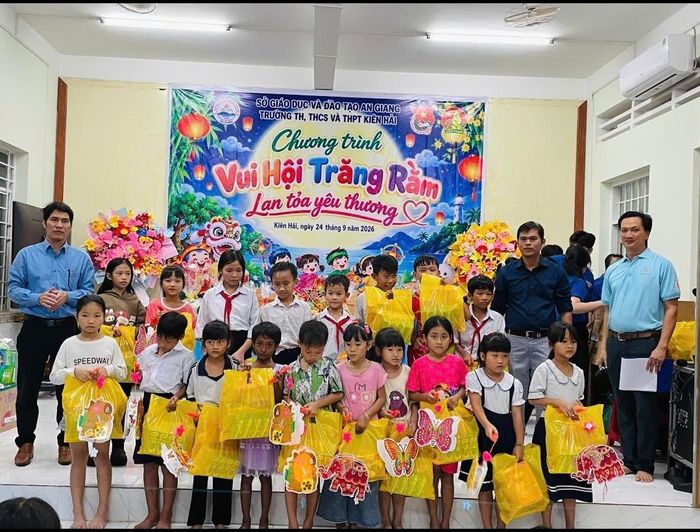 Những học sinh có hoàn cảnh khó khăn nhận quà Tết trung thu
