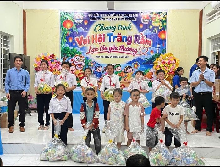 Những món quà nhỏ - Ý nghĩa lớn: Tình yêu thương của thầy cô giáo và cộng đồng giành cho các em trong dịp Tết trung thu 2026