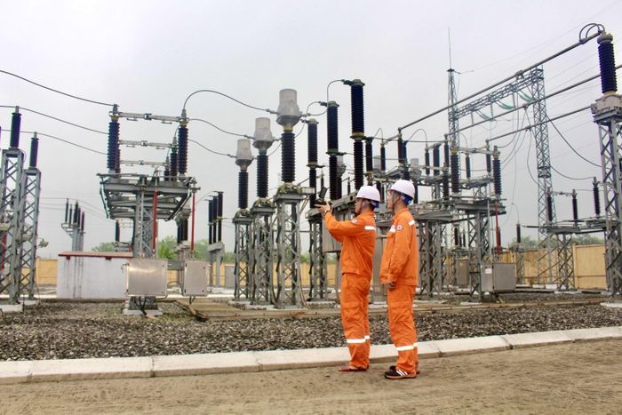 Công nhân EVNNPC kiểm tra thiết bị tại trạm biến áp, góp phần nâng cao năng lực lưới điện và bảo đảm cung ứng điện trong những tháng cuối năm. Ảnh: EVNNPC.