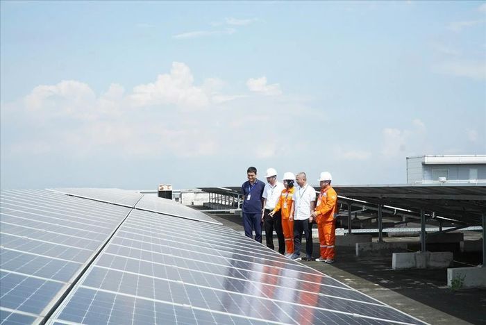Hệ thống điện mặt trời áp mái tại trụ sở Công ty Điện lực Cao Bằng, góp phần thúc đẩy sử dụng năng lượng xanh và nâng cao hiệu quả sử dụng điện. Ảnh: EVNNPC.