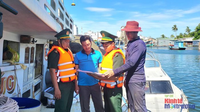 Bộ đội Biên Phòng Cửa khẩu Dương Đông tuyên truyền cho ngư dân về chống IUU.