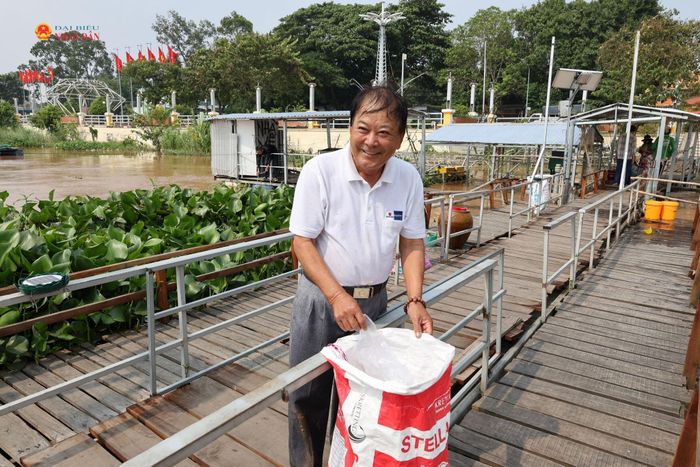 Tại khu vực đàn cá ở, ông Trương Minh Hải còn đặt chiếc bao lớn để du khách, người dân bỏ túi nilon, túi xốp...không vứt rác xuống sông