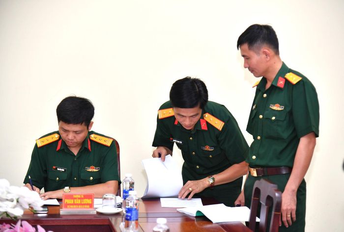 Đoàn kiểm tra các văn bản triển khai thực hiện Đề án 1219. Ảnh: Hữu Tài