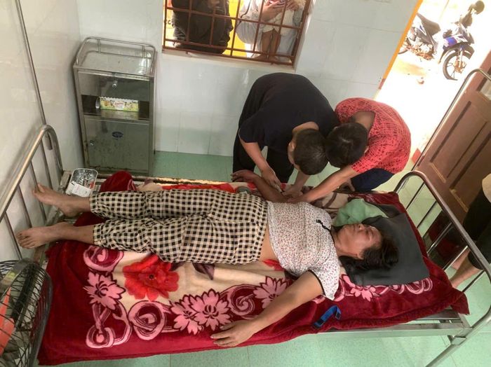 Trạm xá Quân dân y Pa Lin, xã A Vao, tỉnh Quảng Trị kịp thời cấp cứu, cứu sống nạn nhân bị ong vò vẽ tấn công gần 20 nốt cắn dẫn đến sốc phản vệ, hôn mê. Ảnh Võ Linh