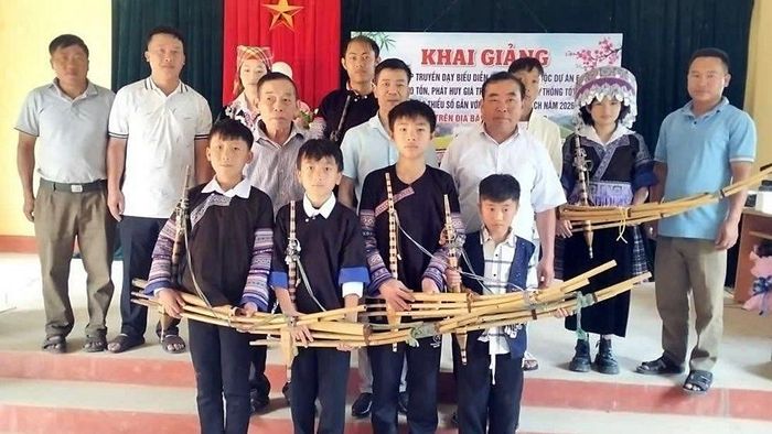 Các học viên cùng nghệ nhân và lãnh đạo xã Púng Luông tại lớp truyền dạy về chế tác và biểu diễn Khèn Mông. Ảnh: Trung Kiên