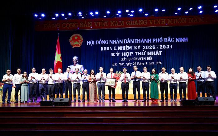 Đại học Quốc gia Hà Nội tặng hoa chúc mừng tân Phó Chủ tịch UBND thành phố Bắc Ninh Đào Thanh Trường. Ảnh: Dương Thuỷ