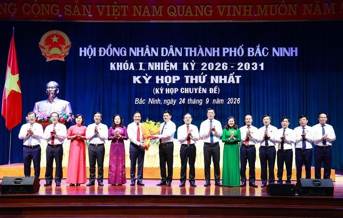 Thường trực Thành uỷ, HĐND, UBND thành phố tặng hoa chúc mừng tân Phó Chủ tịch UBND thành phố Bắc Ninh Đào Thanh Trường. Ảnh: Dương Thuỷ