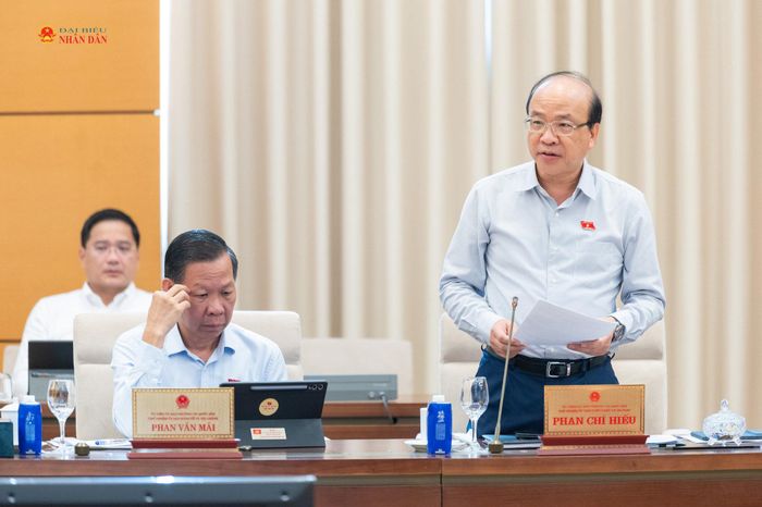Chủ nhiệm Ủy ban Pháp luật và Tư pháp Phan Chí Hiếu trình bày tóm tắt báo cáo thẩm tra