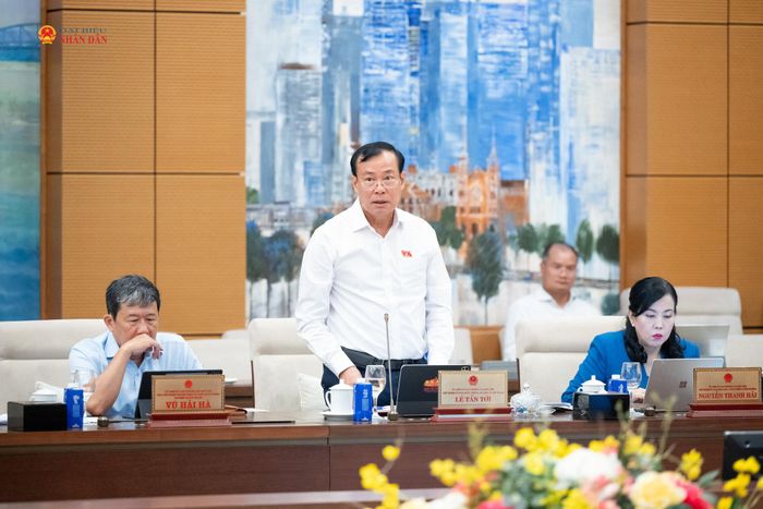 Chủ nhiệm Ủy ban Quốc phòng, An ninh và Đối ngoại Lê Tấn Tới phát biểu tại phiên họp