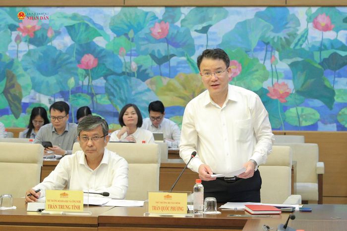 Thứ trưởng Bộ Tài chính Trần Quốc Phương Báo cáo về nội dung chính của dự án Luật Đấu thầu (sửa đổi)