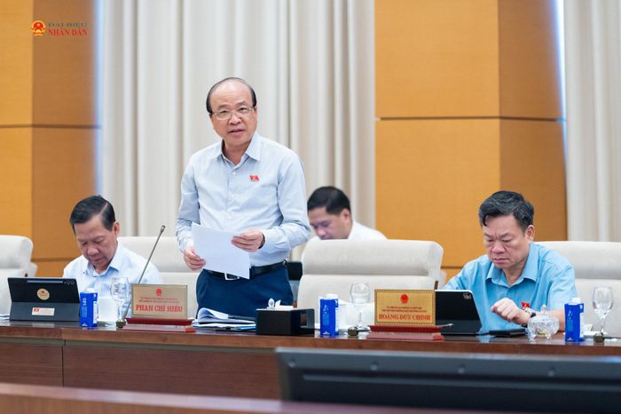 Chủ nhiệm Ủy ban Pháp luật và Tư pháp Phan Chí Hiếu phát biểu tại phiên họp