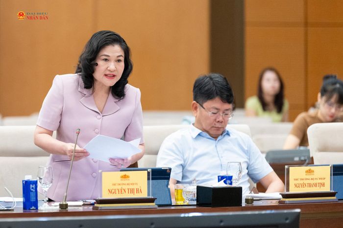 Thứ trưởng Bộ Nội vụ Nguyễn Thị Hà trình bày tờ trình dự án Luật