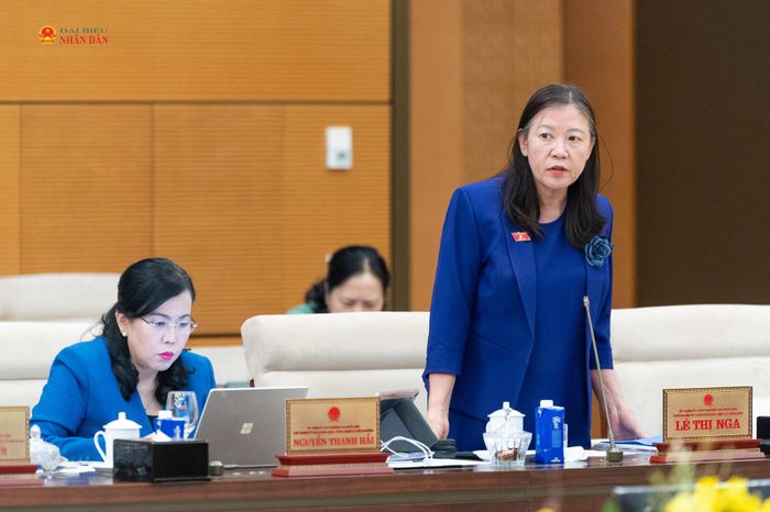 Chủ nhiệm Ủy ban Dân nguyện và Giám sát Lê Thị Nga trình bày tóm tắt Báo cáo thẩm tra dự án Luật