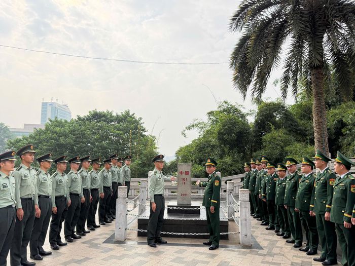 Lực lượng Biên phòng 2 bên tiến hành kiểm tra cột mốc 101 (1). Ảnh: Trung Dũng