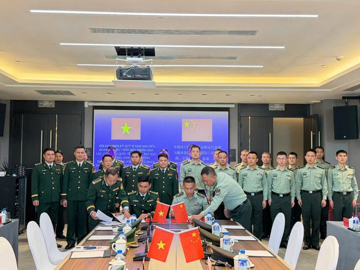 Hai bên ký kết biên bản Hội đàm. Ảnh: Trung Dũng