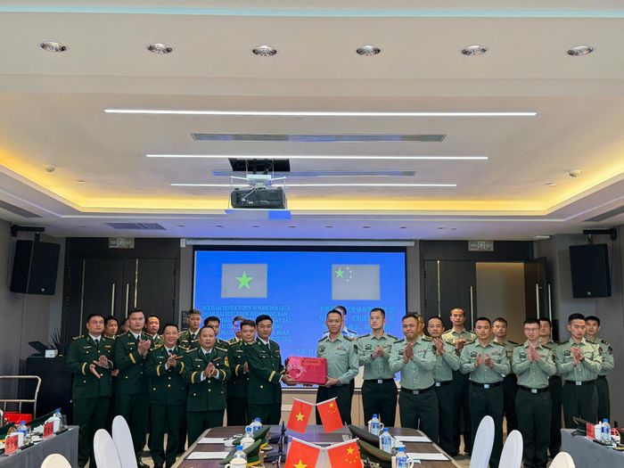 Trưởng đoàn Đại biểu 2 bên tiến hành tặng quà lưu niệm. Ảnh: Trung Dũng