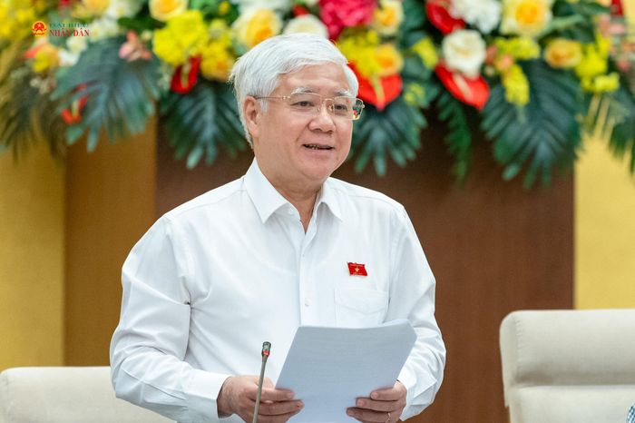 Phó Chủ tịch Thường trực Quốc hội Đỗ Văn Chiến điều hành nội dung phiên họp
