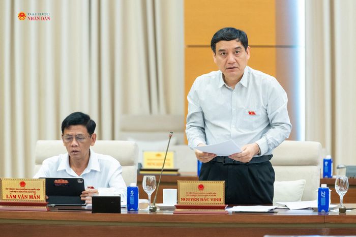Chủ nhiệm Ủy ban Văn hóa và Xã hội Nguyễn Đắc Vinh trình bày Báo cáo thẩm tra sơ bộ dự án Luật