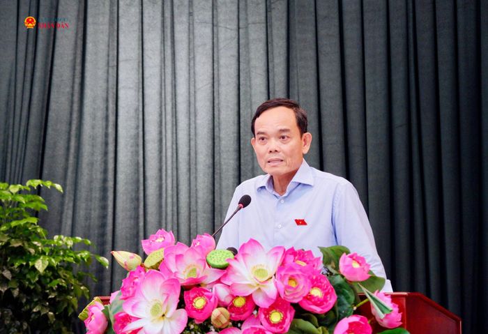 Bí thư Thành ủy, Trưởng Đoàn ĐBQH thành phố Trần Lưu Quang trao đổi về các vấn đề cử tri đặt ra tại hội nghị. Ảnh: Hoa Lê