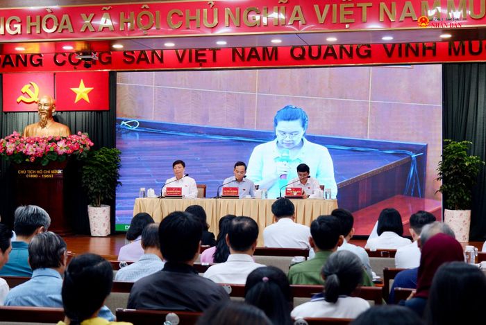 Cử tri phát biểu tại các điểm cầu trực tuyến. Ảnh: Hoa Lê