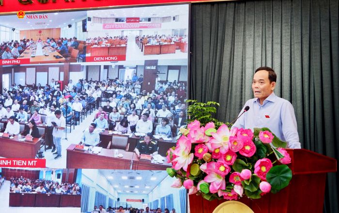 Bí thư Thành ủy, Trưởng Đoàn ĐBQH thành phố Trần Lưu Quang trao đổi về các vấn đề cử tri đặt ra tại hội nghị. Ảnh: Hoa Lê