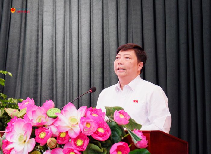 ĐBQH Nguyễn Vũ Trung báo cáo với cử tri về những kết quả nổi bật của Kỳ họp thứ không thường lệ thứ Nhất và nội dung Kỳ họp thứ Hai. Ảnh: Hoa Lê