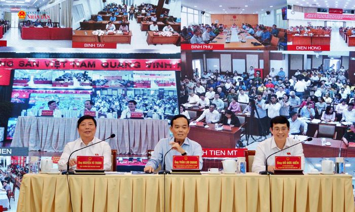 Bí thư Thành ủy, Trưởng Đoàn ĐBQH thành phố Trần Lưu Quang trao đổi về các vấn đề cử tri đặt ra tại hội nghị. Ảnh: Hoa Lê