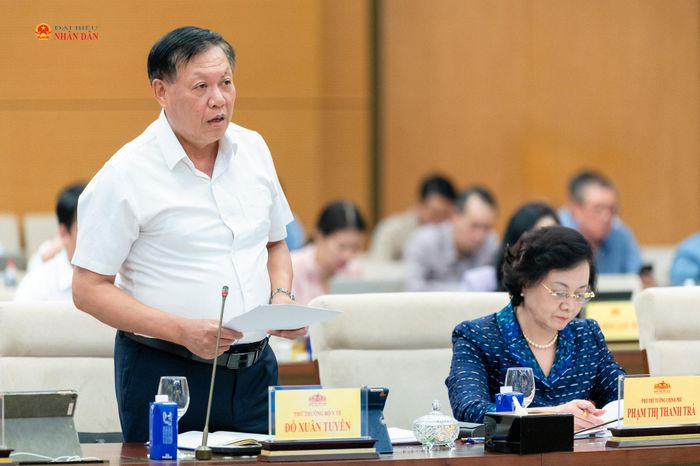 Thứ trưởng Bộ Y tế Đỗ Xuân Tuyên trình bày tóm tắt Tờ trình dự án Luật