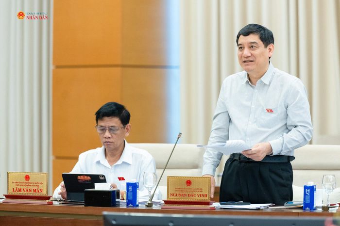 Chủ nhiệm Ủy ban Văn hóa và Xã hội Nguyễn Đắc Vinh phát biểu tại phiên họp