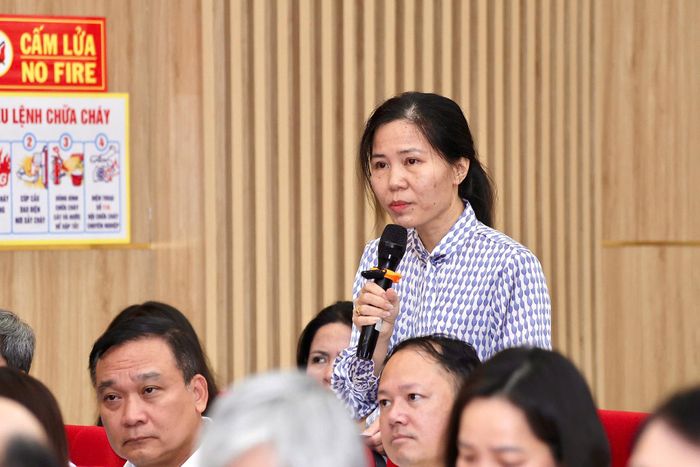 Cử tri phát biểu ý kiến tại Hội nghị. Ảnh: Việt Cường