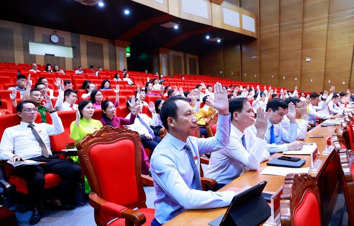 Các đại biểu biểu quyết thông qua nghị quyết tại Kỳ họp thứ Nhất, HĐND thành phố Bắc Ninh khóa I. Ảnh: Lưu Hằng