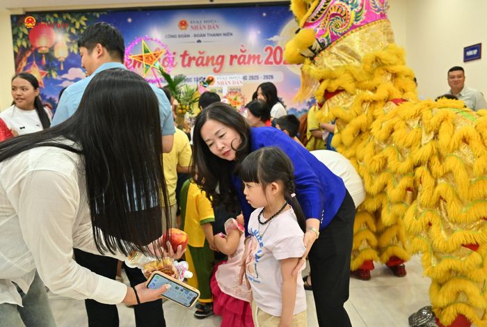 Lãnh đạo Báo Đại biểu Nhân dân trao quà tặng các cháu thiếu niên, nhi đồng