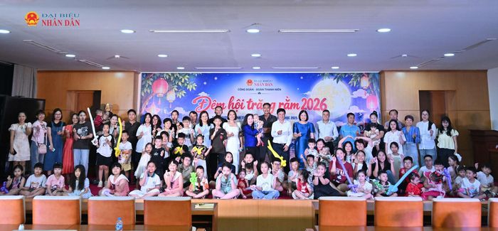 Lãnh đạo Báo Đại biểu Nhân dân và cán bộ, công chức, viên chức, người lao động của Báo chụp ảnh lưu niệm với các cháu thiếu niên, nhi đồng