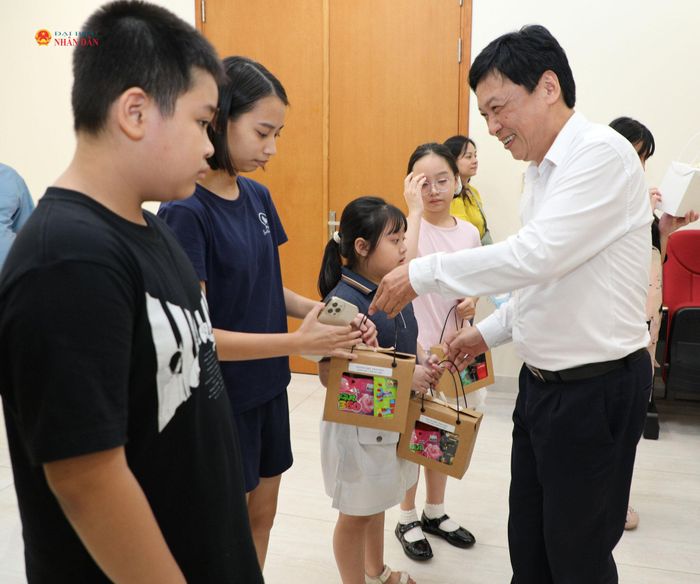 Lãnh đạo Báo Đại biểu Nhân dân trao quà tặng các cháu thiếu niên, nhi đồng