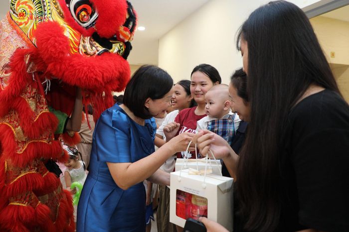 Lãnh đạo Báo Đại biểu Nhân dân trao quà tặng các cháu thiếu niên, nhi đồng