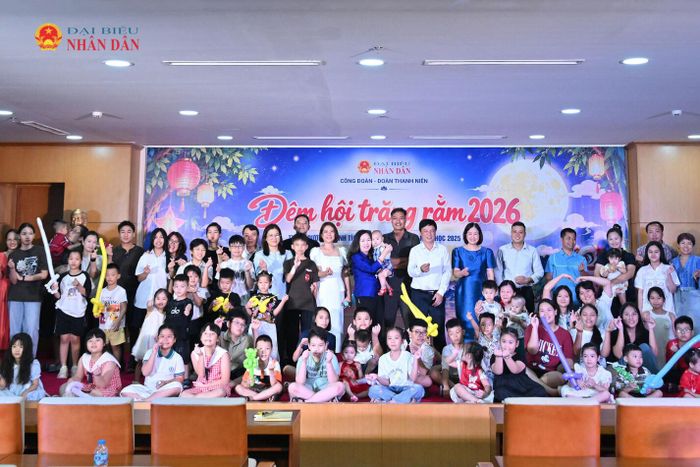 Lãnh đạo Báo Đại biểu Nhân dân và cán bộ, công chức, viên chức, người lao động của Báo chụp ảnh lưu niệm với các cháu thiếu niên, nhi đồng