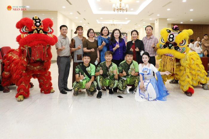 Tổng Biên tập Báo Đại biểu Nhân dân Phạm Thị Thanh Huyền và các đại biểu chụp ảnh chung với các nghệ sĩ tham gia chương trình