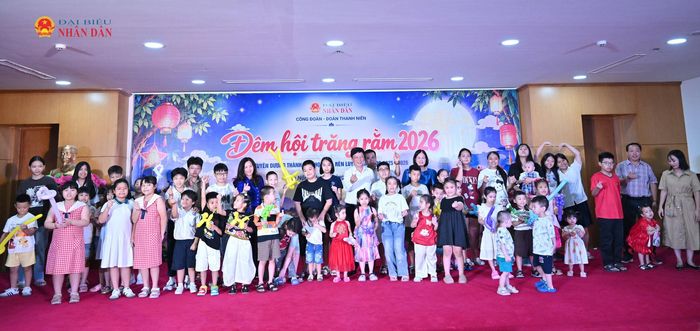 Lãnh đạo Báo Đại biểu Nhân dân chụp ảnh lưu niệm với các cháu thiếu niên, nhi đồng
