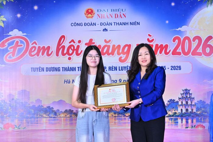 Bí thư Đảng ủy, Tổng Biên tập Báo Đại biểu Nhân dân Phạm Thị Thanh Huyền tặng Thư khen cho học sinh tiêu biểu năm học 2025 - 2026