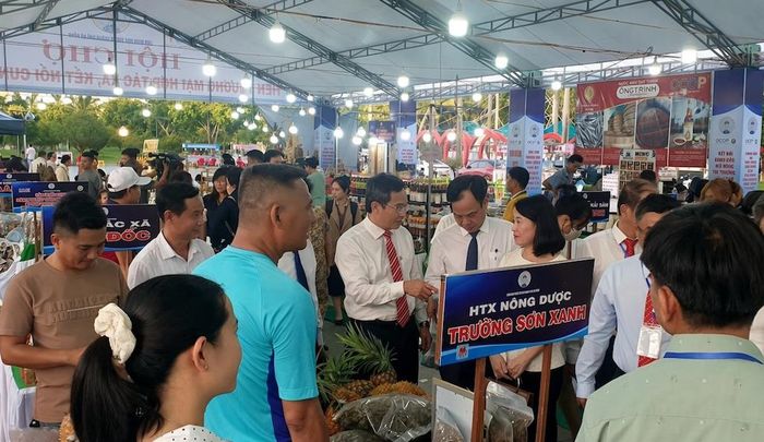 Ríah Cường cùng HTX Nông - dược Trường Sơn Xanh đưa các sản phẩm dược liệu ra thị trường, hướng đến nâng giá trị cây thuốc bản địa và mở rộng đầu ra.