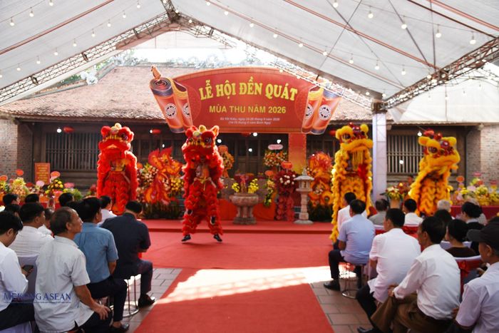 Biểu diễn múa lân tại lễ khai hội. Ảnh: Phùng Lâm Hòa.