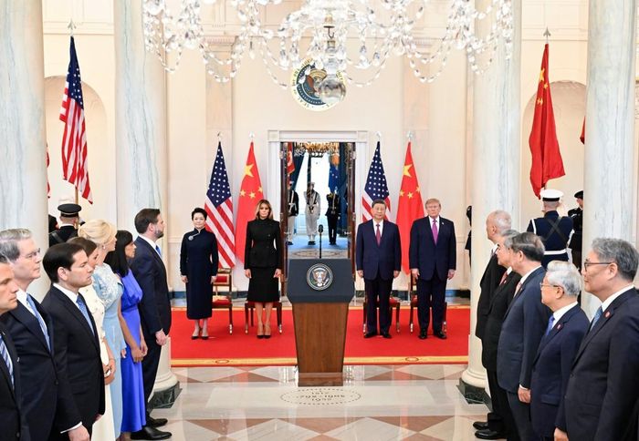 Phái đoàn Mỹ (trái) và phái đoàn Trung Quốc chào đón hai nhà lãnh đạo tại Nhà Trắng. Ảnh: X/@SpoxCHN_MaoNing (tài khoản X của phát ngôn viên Bộ Ngoại giao Trung Quốc Mao Ning)