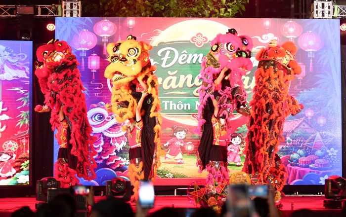 Màn múa lân tạo không khí thêm rộn ràng trong đêm hội Trung thu.