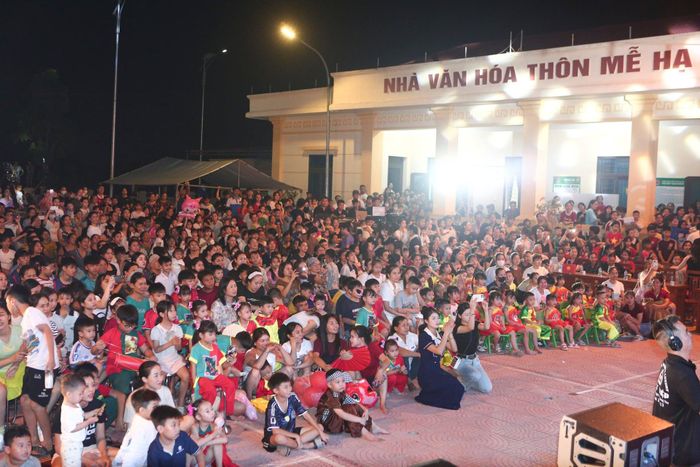 Đông đảo người dân và thiếu nhi thôn Nhị Mễ tham dự đêm hội Trung thu.