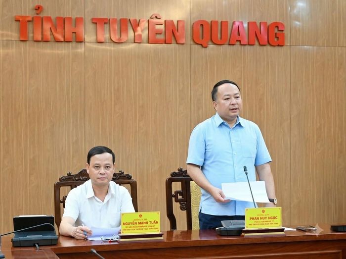 Chủ tịch UBND tỉnh Tuyên Quang Phan Huy Ngọc phát biểu tại cuộc họp.