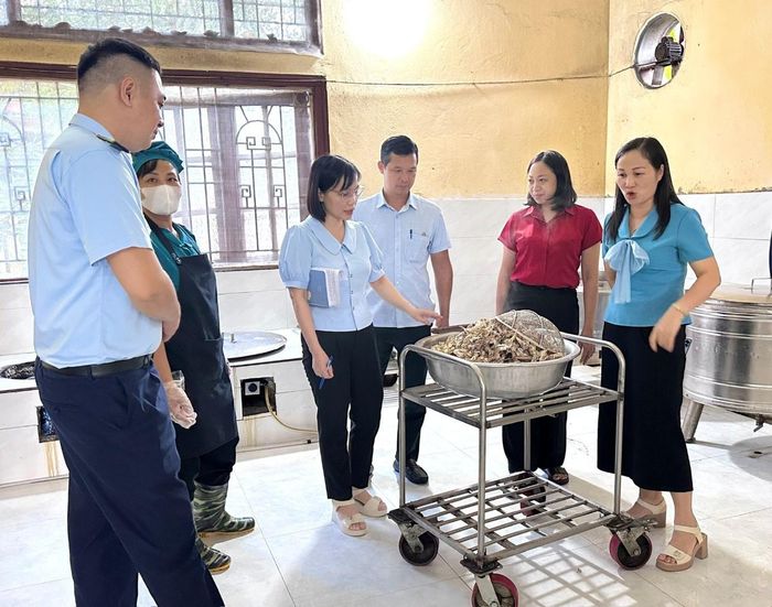 Đoàn kiểm tra liên ngành số 2 của tỉnh Tuyên Quang kiểm tra tại bếp ăn tập thể Trường PT Dân tộc Nội trú tỉnh Tuyên Quang.
