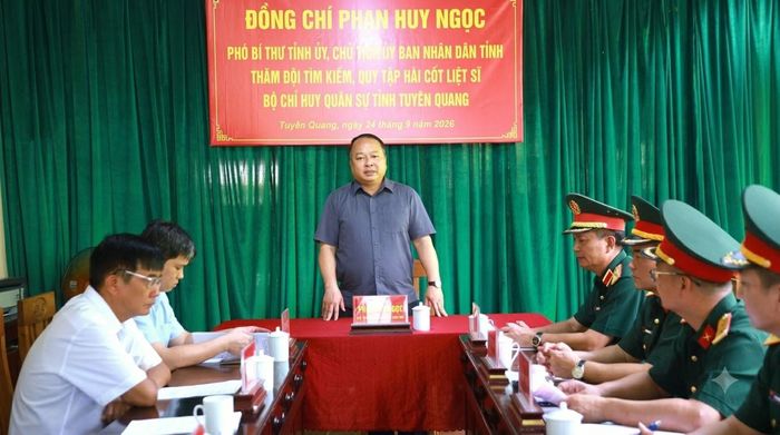 Chủ tịch UBND tỉnh Tuyên Quang Phan Huy Ngọc phát biểu động viên cán bộ, nhân viên Đội tìm kiếm, quy tập hài cốt liệt sĩ