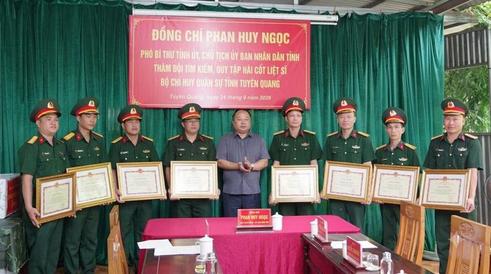Các cá nhân có thành tích xuất sắc, đột xuất trong công tác tìm kiếm, quy tập hài cốt liệt sĩ trên địa bàn tỉnh Tuyên Quang năm 2026 được nhận Bằng khen của Chủ tịch UBND tỉnh.